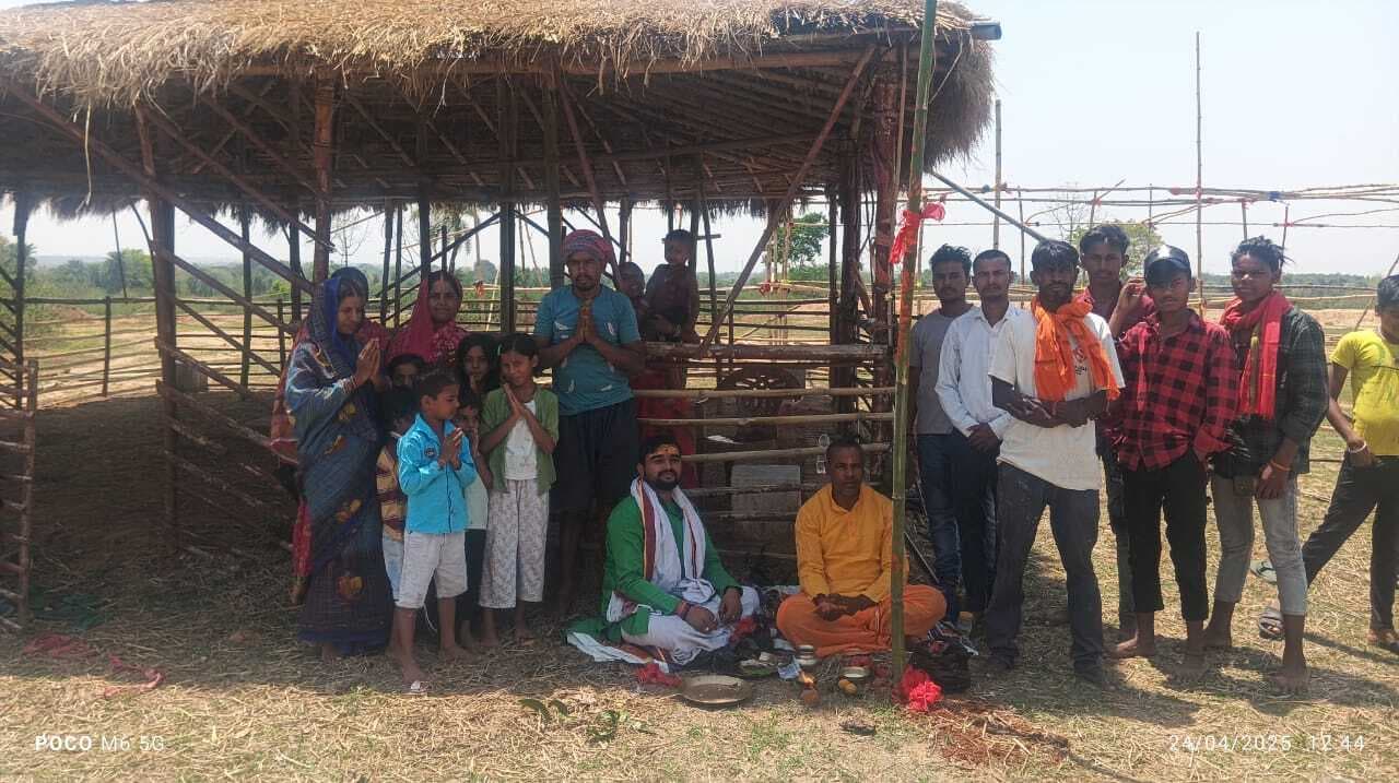 Deoghar news : श्रीश्री 108 रामचरित नवाहृ परायण महायज्ञ को लेकर किया गया ध्वजारोहण