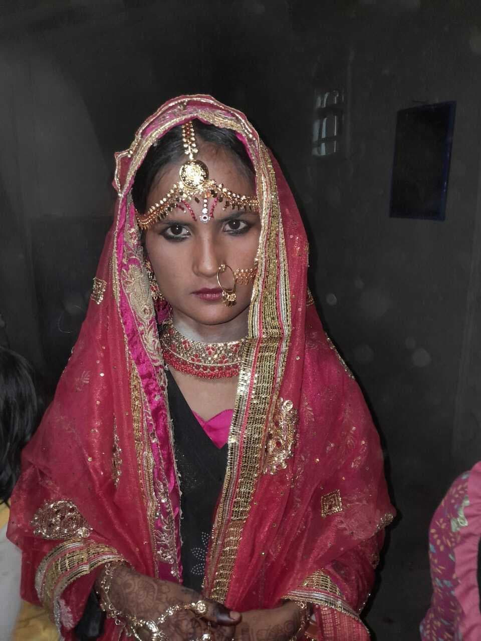 बाइक व पलंग की मांग को लेकर पत्नी की हत्या