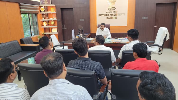 कृषि विद्युत लाइन लेने में अवैध राशि लेने की सूचना पर नपेंगे पदाधिकारी: डीएम