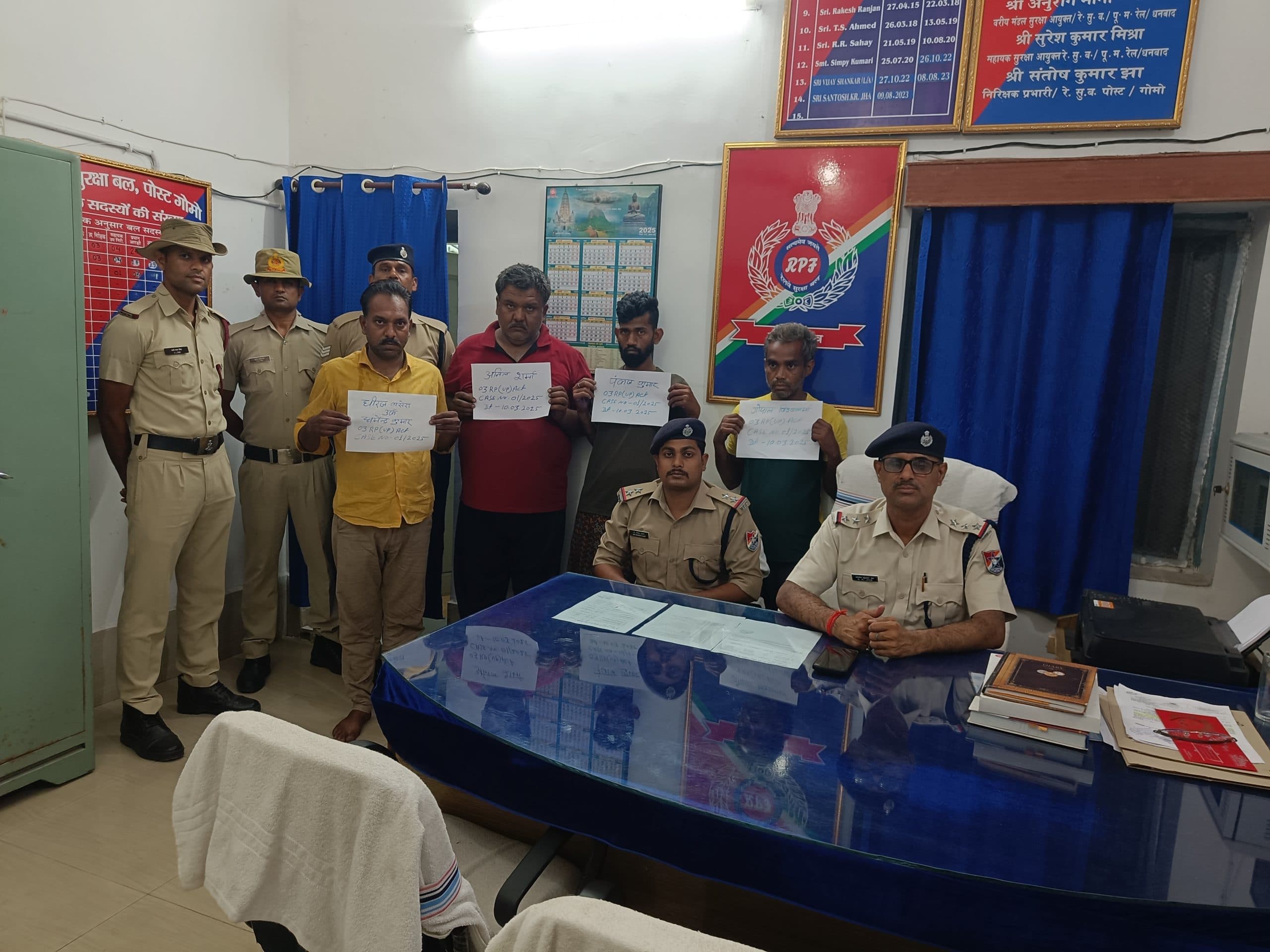 Dhanbad News : जंगल में रेलवे के लोहे के साथ चार पकड़ाये, भेजे गये जेल