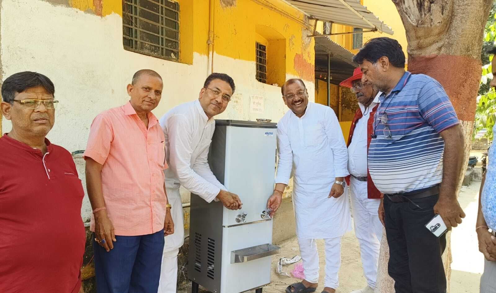 Deoghar news : लायंस क्लब ने मधुपुर कॉलेज में लगवायी वाटर कूलिंग मशीन