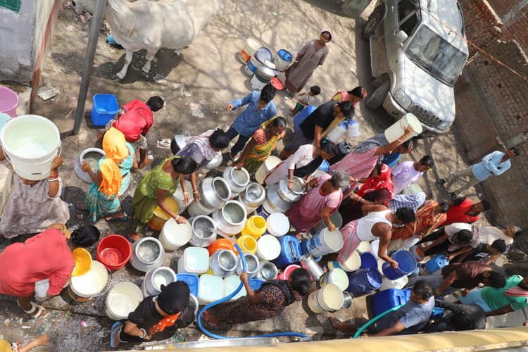 Jamshedpur News : बाबूडीह : टैंकर पहुंचते ही घर से बाल्टी, डेगची व डिब्बा लेकर दौड़ते हैं लोग