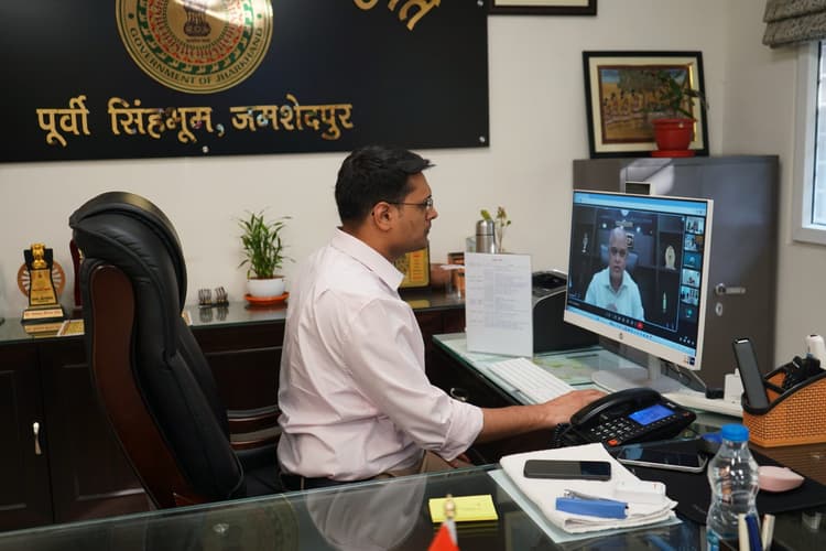 Jamshedpur News : धालभूमगढ़ एयरपोर्ट, फुलडुंगरी रोड की जमीन के लिए वन विभाग से जल्द लें एनओसी : डीसी