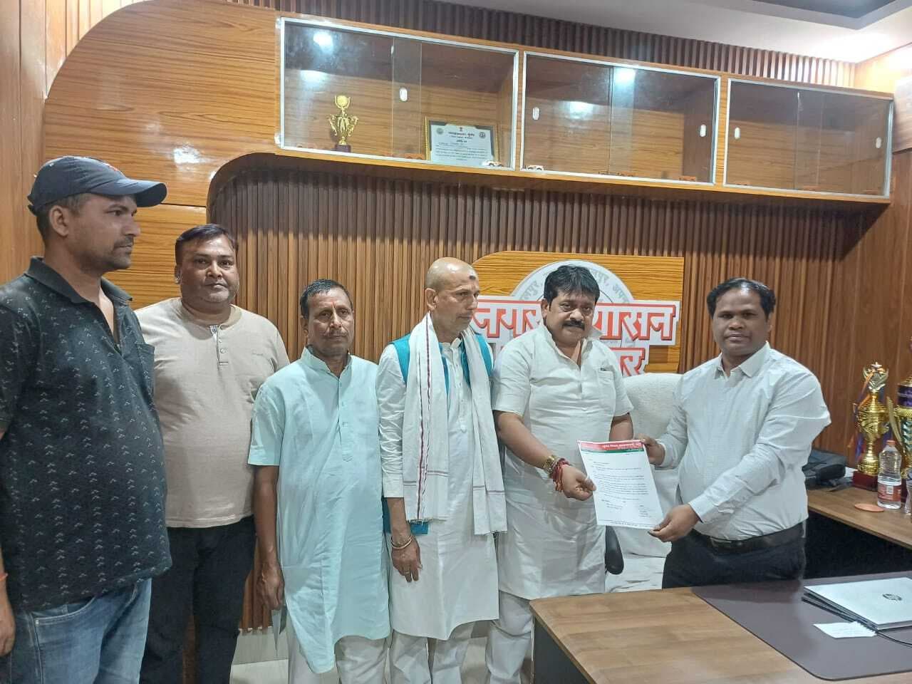 रोड निर्माण में विलंब को लेकर कार्यपालक अधिकारी से मिले सपाई