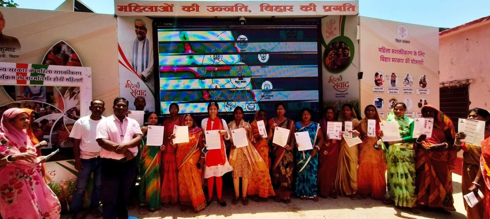 संवाद में महिलाओं ने समस्याओं की लगाई झड़ी, गांव के विकास में दी अपनी सुझाव