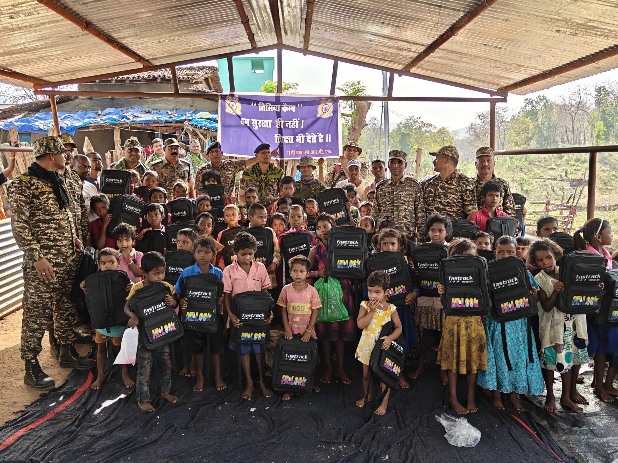 सीआरपीएफ ने बांटी बच्चों के बीच पाठ्य सामग्री