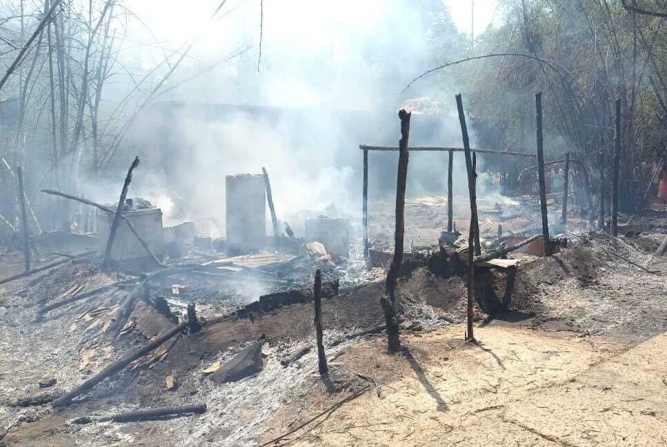 सिलिंडर फटने से लगी आग में सात घर जलकर राख, लाखों की क्षति