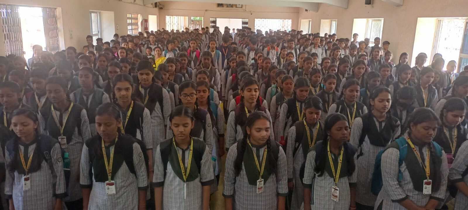 Deoghar news : महेंद्र मुनि विद्यालय में शोक सभा, आतंकवादियों को सबक सिखाने की मांग