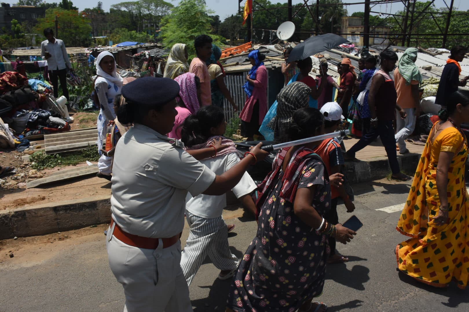 Ranchi News : एचइसी आवासीय परिसर से अतिक्रमण हटाने का विरोध करने पर पुलिस ने लाठी चार्ज किया, आधा दर्जन से अधिक घायल