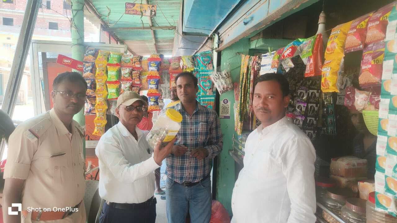 deoghar news : तम्बाकू बिक्री के खिलाफ चलाया छापेमारी अभियान, कई दुकानदारों को चेतावनी