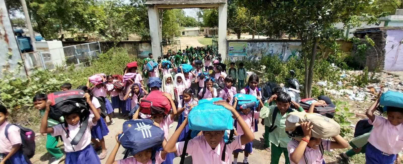 Seraikela News : झुलसा देने वाली गर्मी! पारा 43 के पार, अभिभावकों बोले- बदले जाएं स्कूलों के समय