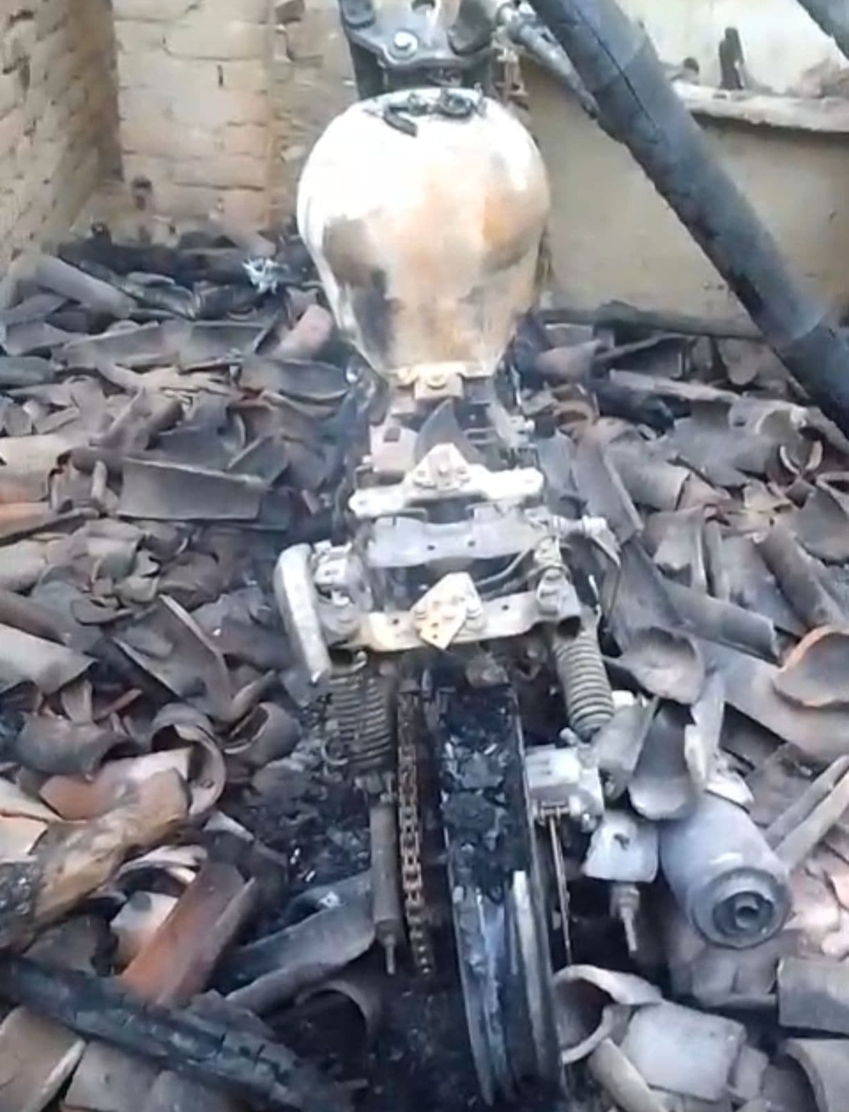 आपसी रंजिश में घर में आग लगाने का आरोप, लाखों की संपत्ति जली