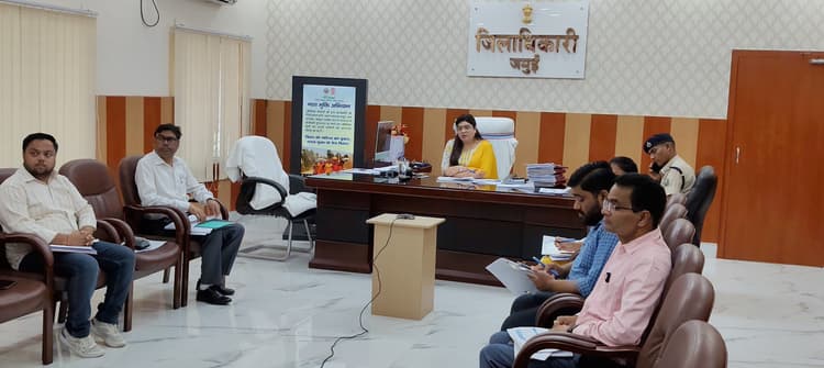 भू-माफिया को चिह्नित कर करें कार्रवाई : आयुक्त