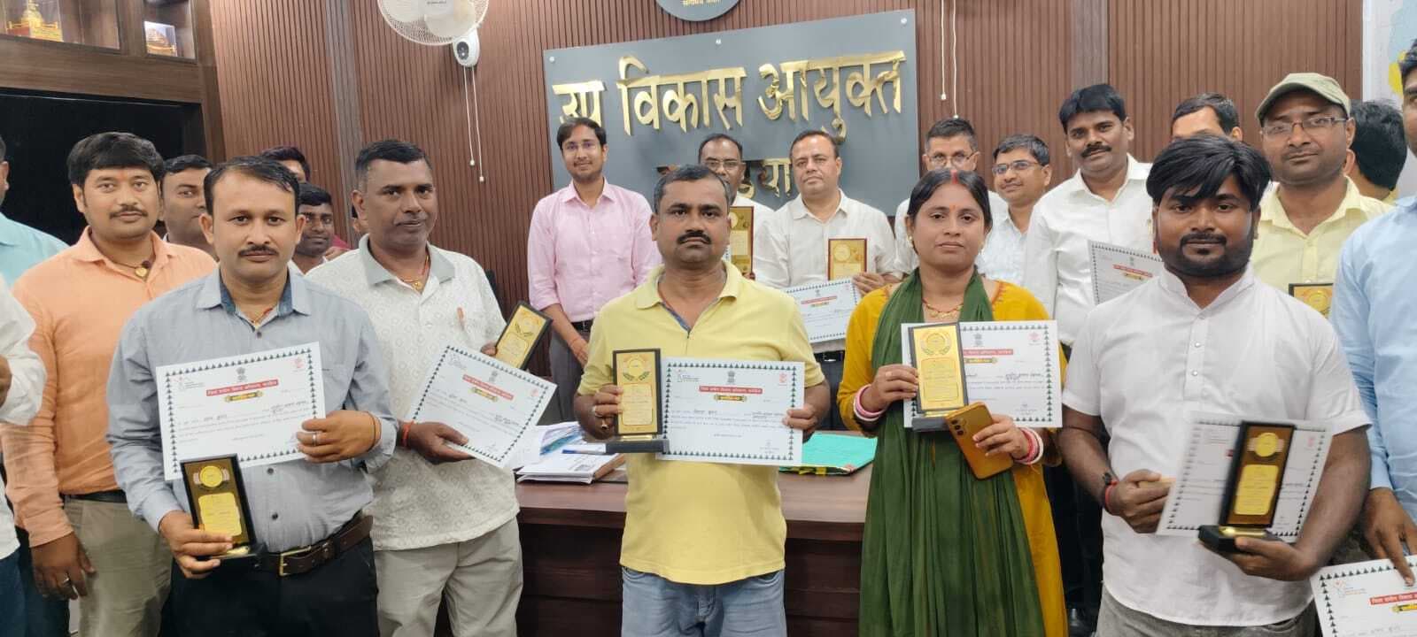 प्रधानमंत्री आवास योजना के लिए बेहतर करने वाले 19 अधिकारी व कर्मी हुए सम्मानित