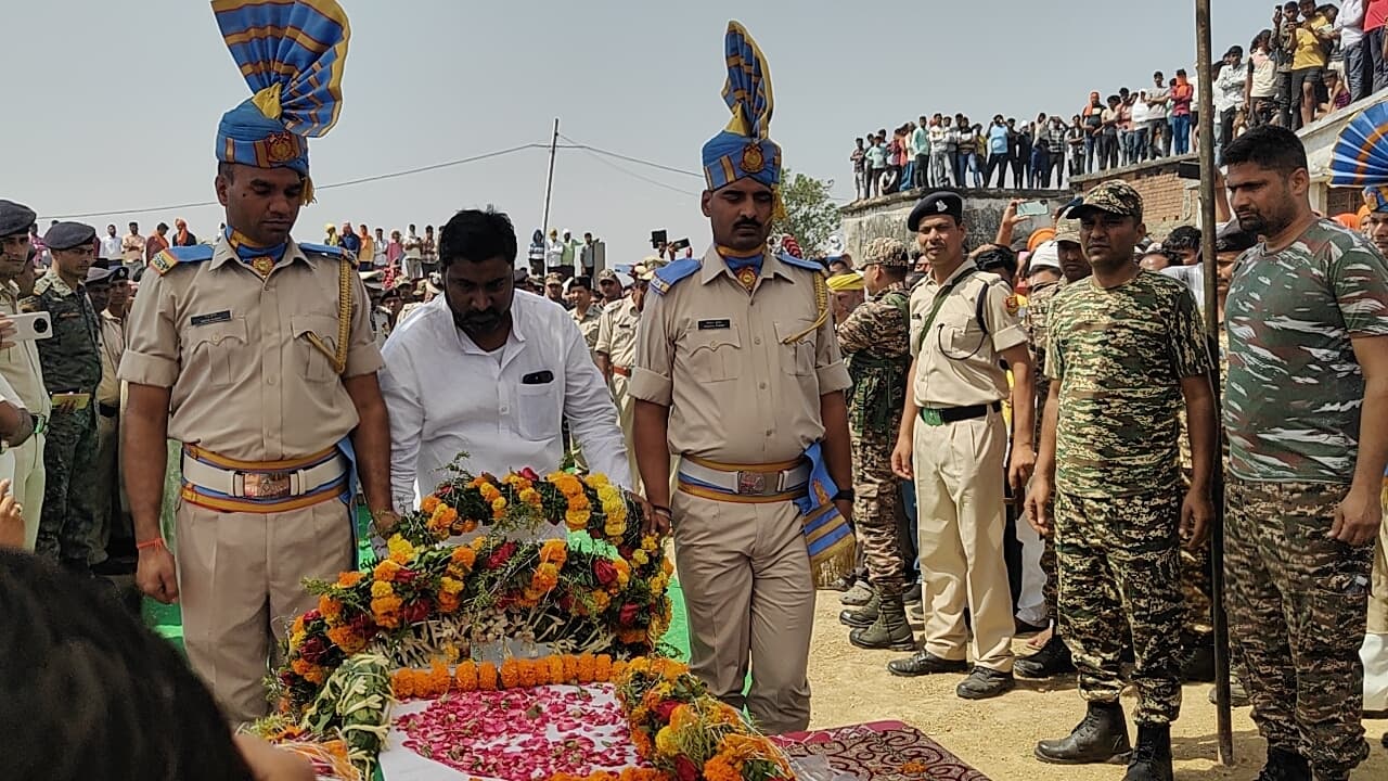 Sasaram News : शहीद दिलीप कुमार अमर रहे... से गूंजती रही चेनारी नगर पंचायत