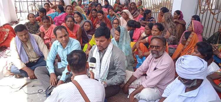 रसोइया को सरकारी कर्मचारी का दर्जा देने की मांग को लेकर धरना-प्रदर्शन