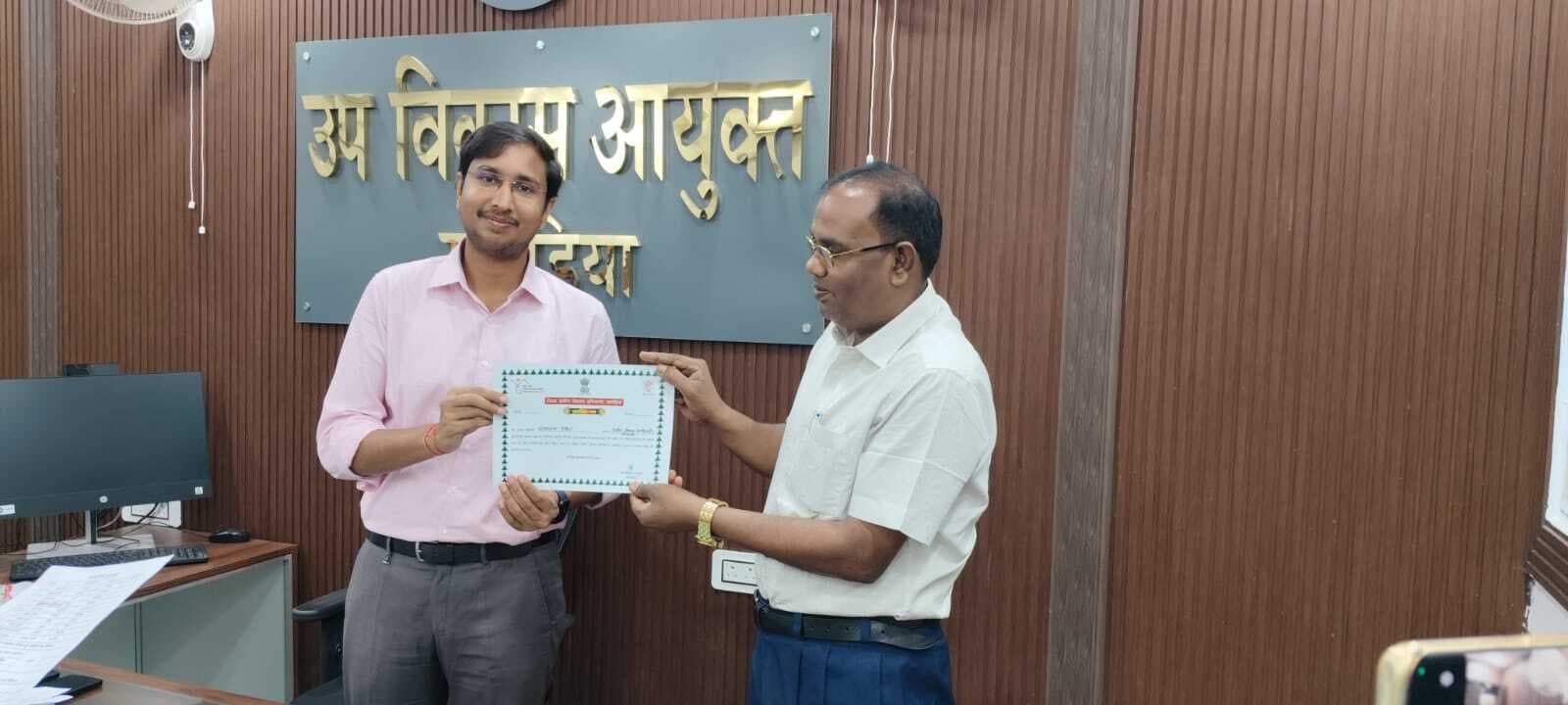 पीएम आवास योजना में उत्कृष्ट कार्य के लिए बीडीओ को मिला सम्मान