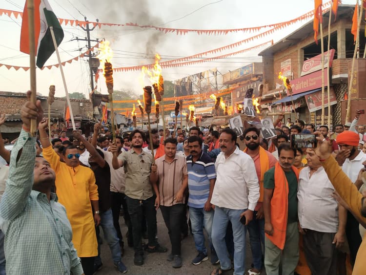 पहलगाम में पर्यटकों की हत्या के विरोध में निकला मशाल जुलूस