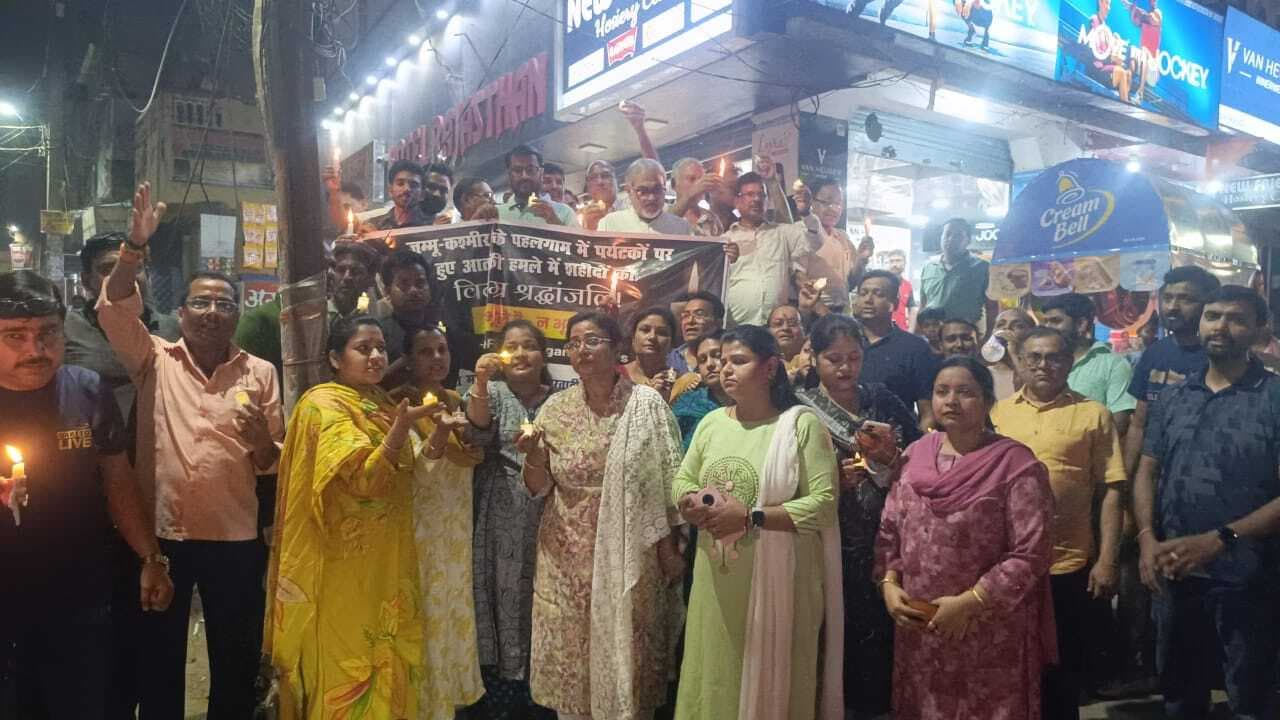 आतंकी हमले में मारे गये पर्यटकों को कैंडिल मार्च निकालकर दी श्रद्धांजलि