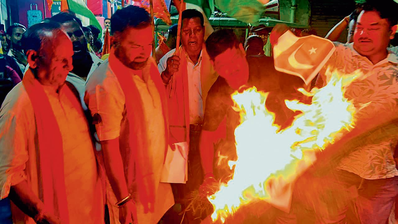पहलगाम कांड के खिलाफ रानीगंज में भाजपा का आक्रोश, किया प्रदर्शन