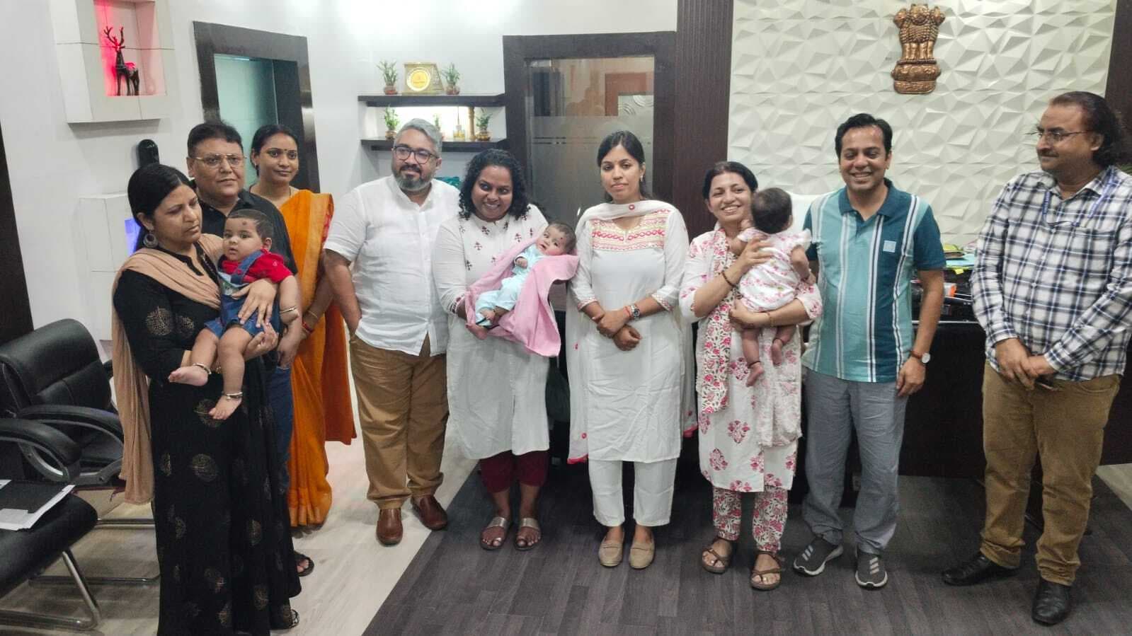 अनाथ तीन बच्चों को मिला माता-पिता का सहारा