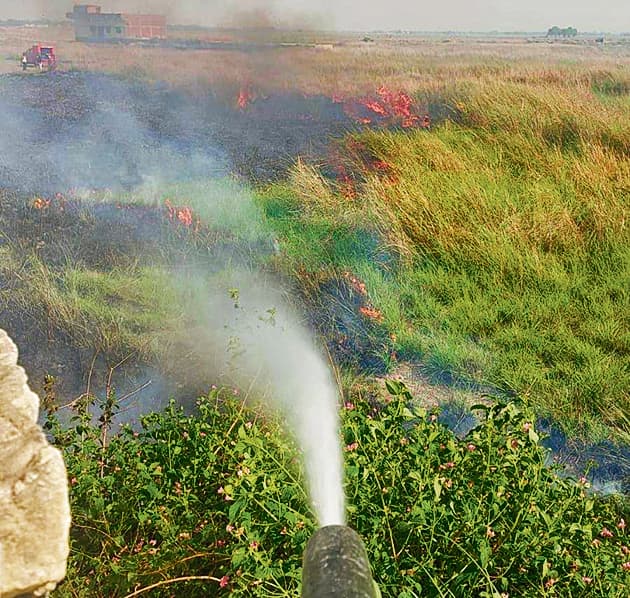 Chhapra News : एकमा के धुरधे चंवर में लगी भीषण आग, बाल-बाल बचा पेट्रोल पंप