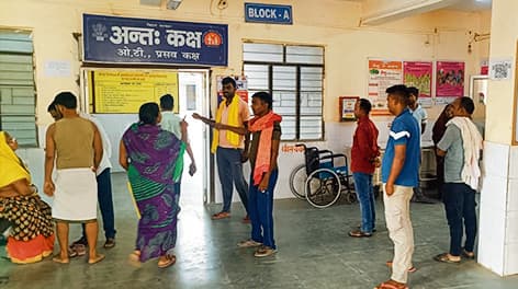 नवजात की मौत के बाद परिजनों ने अस्पताल में काटा बवाल