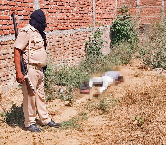 बक्सर सैनिक कॉलोनी के सुनसान एरिया से अज्ञात युवक का शव बरामद, पहचान में जुटी पुलिस