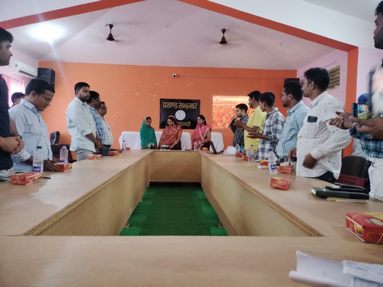 Deoghar news : केक काटकर मनाया पंचायती राज दिवस, ग्राम पंचायत को मजबूत बनाने पर की मंत्रणा