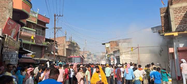 शॉर्ट सर्किट से दुकान में लगी आग, दुकानदार को भारी नुकसान