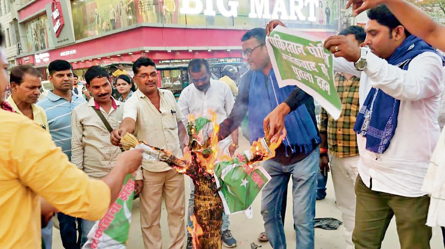 hajipur news. पहलगाम में हुए आतंकवादी हमले के खिलाफ किया पुतला दहन