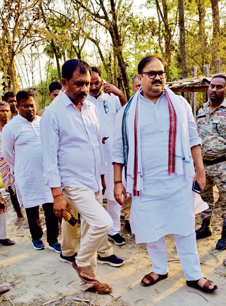 hajipur news. कलाकारों से अश्लील हरकत करने से मना करने पर युवकों ने घर में लगायी आग