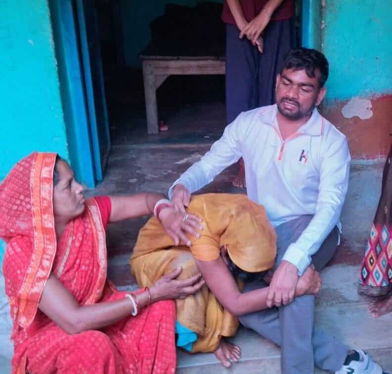 Giridih News: मृतक फलजीत महतो के परिजनों से मिले विधायक जयराम महतो