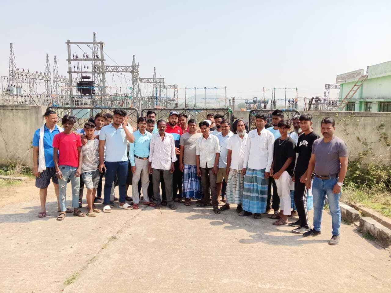 Giridih News: लचर बिजली व्यवस्था के खिलाफ ग्रामीणों ने किया प्रदर्शन