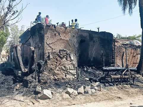 आग लगने से दो घर जलकर राख, हजारों का नुकसान