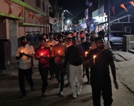 आतंकवादी हमले को लेकर युवाओं ने निकाला कैंडल मार्च