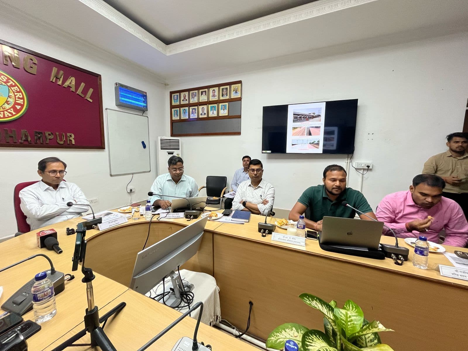 West Singbhum News : 20 समपार फाटक बंद होंगे, ब्रिज व अंडरपास बनेंगे : डीआरएम