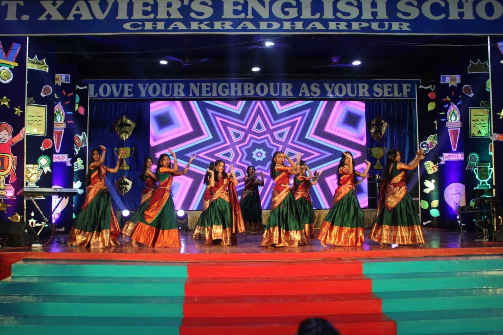 West Singbhum News : सफलता के लिए मेहनत करें विद्यार्थी : फादर