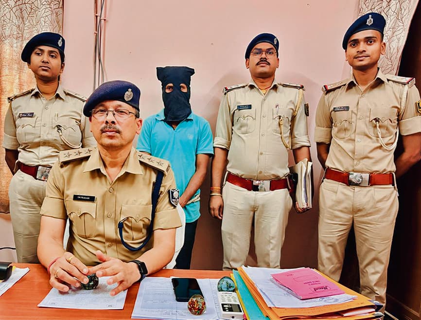 hajipur news. 12 साल से फरार 20 हजार का इनामी बदमाश गिरफ्तार