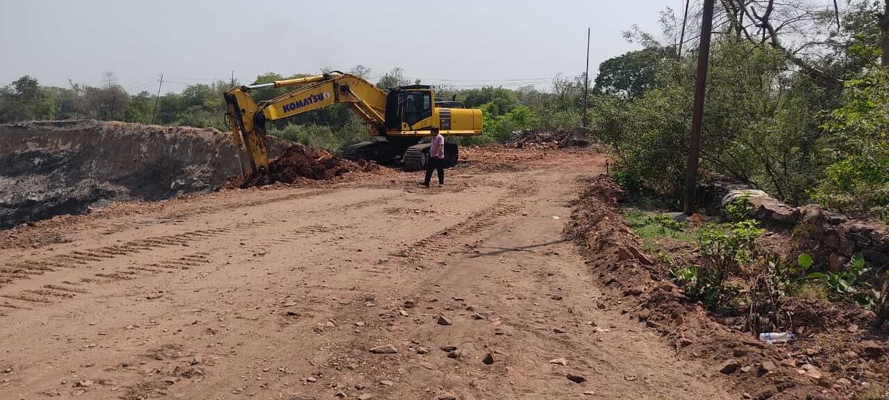 Dhanbad News: दरार की भराई का फिर विरोध, परियोजना का कार्य बंद