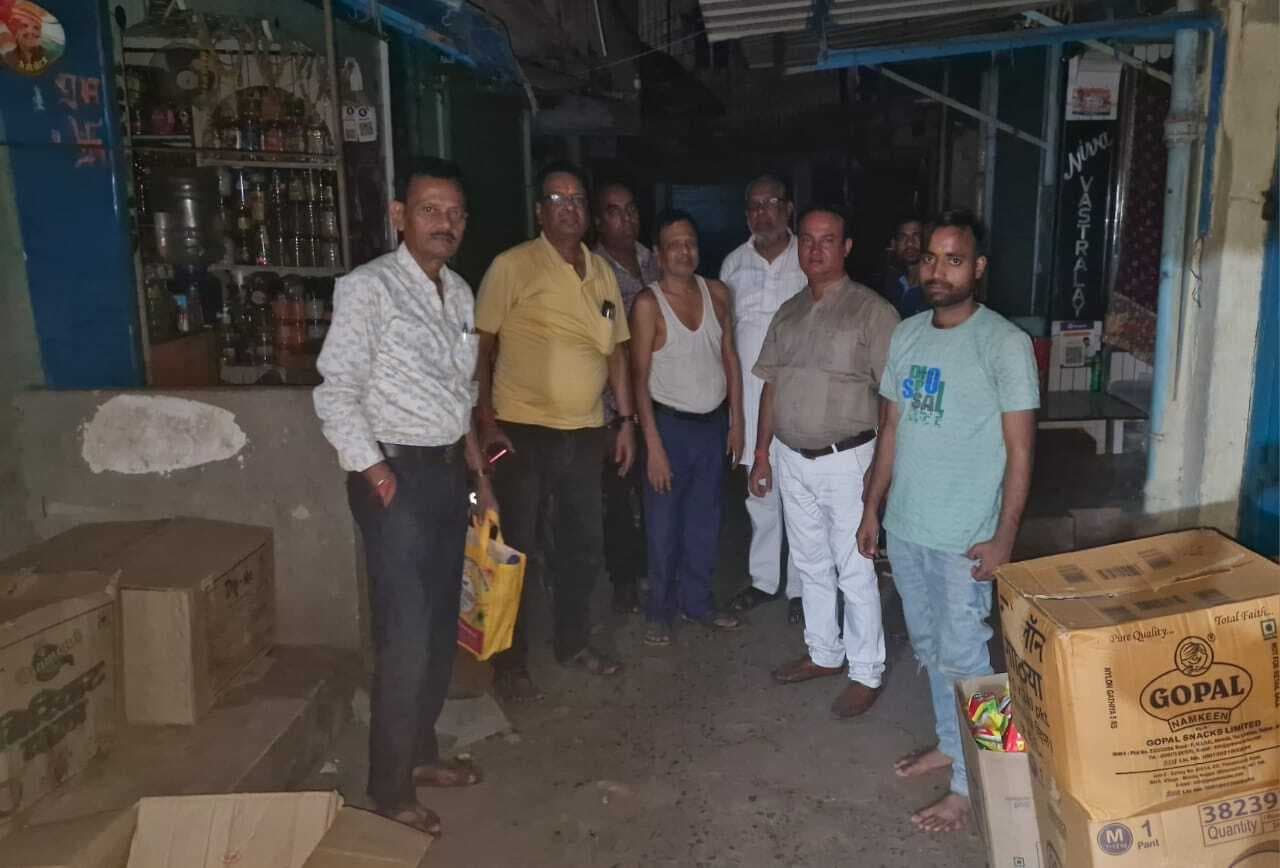 Dhanbad News: बिजली संकट से त्रस्त झरिया के व्यवसायियों ने ब्लैकआउट कर जताया रोष