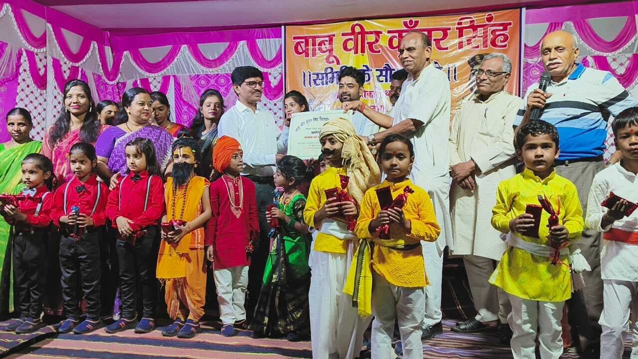Bokaro News : बच्चों ने नाटक की प्रस्तुति से किया मंत्रमुग्ध