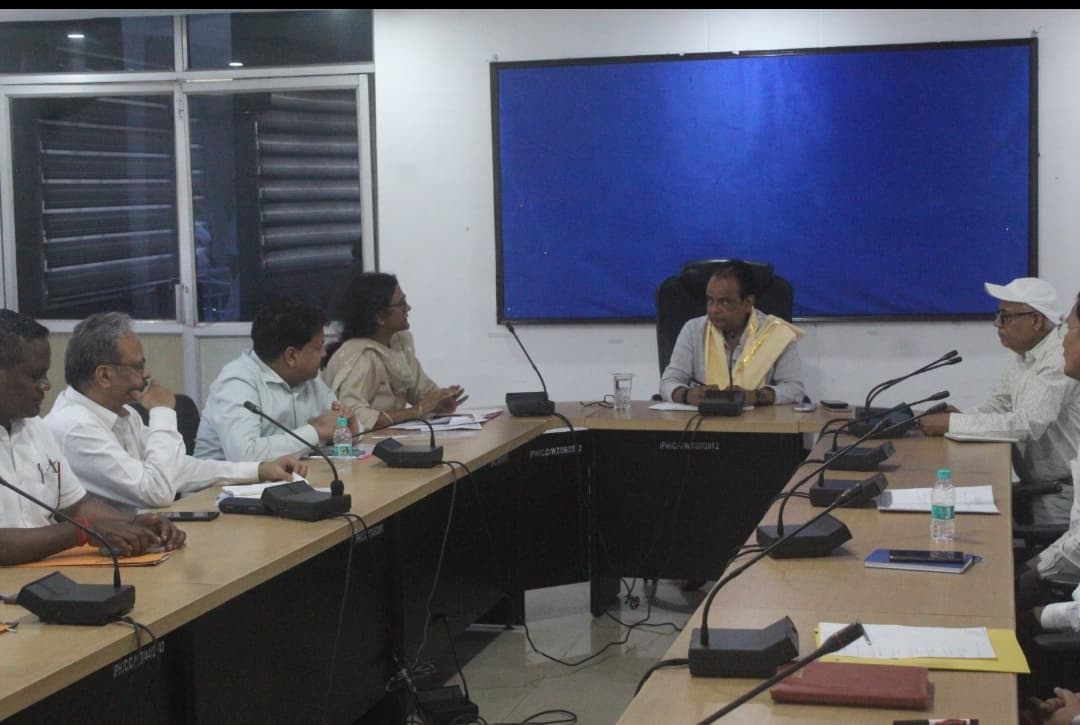 Ranchi News : दवा कंपनियों और दुकानों के फर्जीवाड़े पर रखें नजर : मंत्री