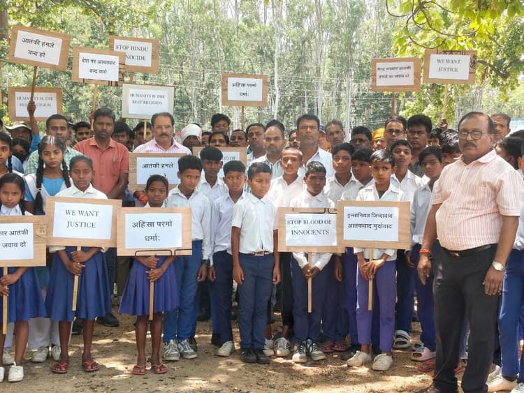 Bokaro News : पहलगाम की घटना के विरोध में कोनार डैम में निकला कैंडल मार्च