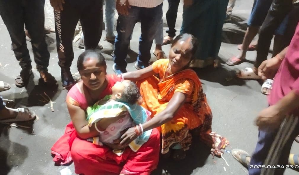 Dhanbad News: हाइवा के धक्के से बाइक सवार युवक की मौत, एक घायल