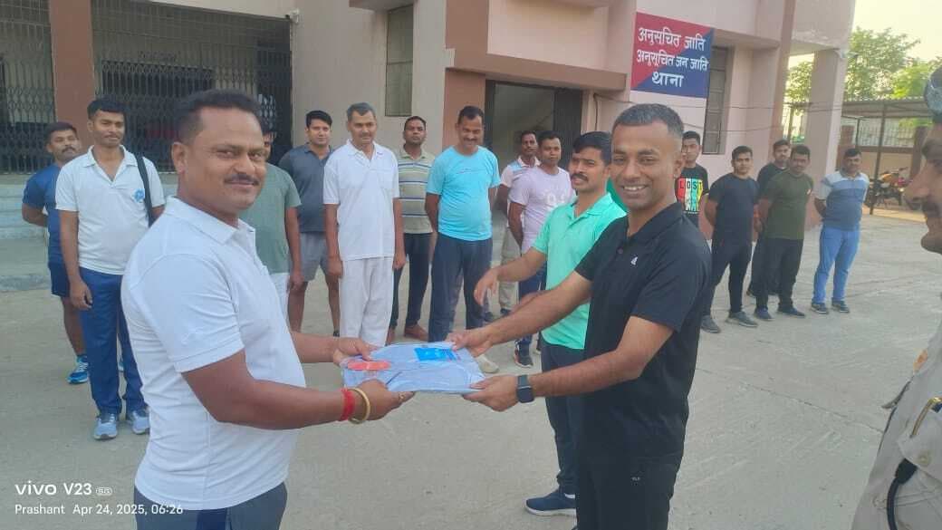 फिटकाॅप मुहिम : एसपी ने पुलिसकर्मियों व बच्चों को दिलाया राष्ट्रसेवा का संकल्प