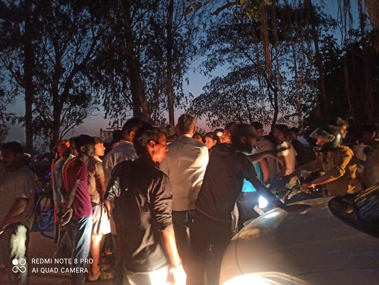 डंपर की चपेट में आने से बाइक सवार घायल, ग्रामीणों ने की सड़क जाम