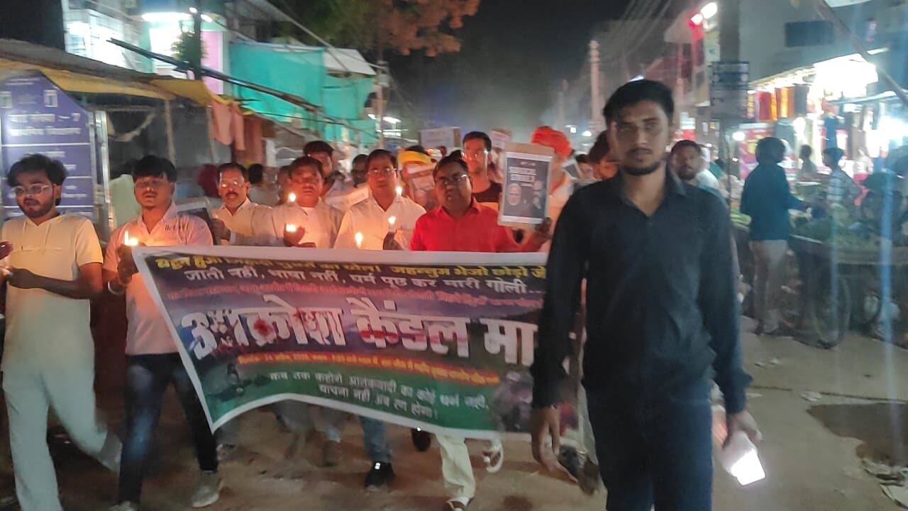 पहलगाम हमले के विरोध में चेनारी में निकाला गया कैंडल मार्च