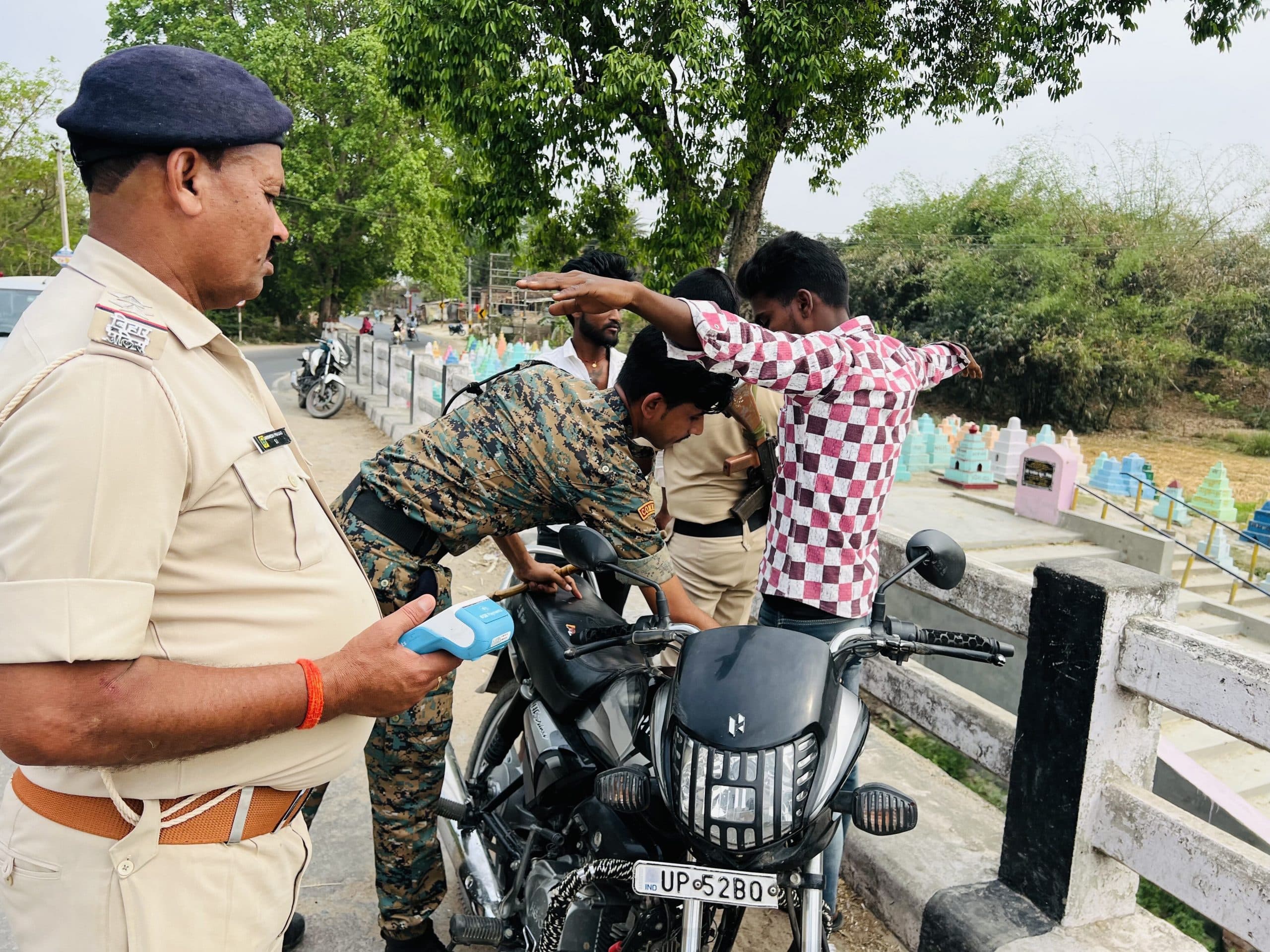 क्राइम और असामाजिक गतिविधियों पर रोक के लिए एटीएम, बैंकों से लेकर ज्वेलरी दुकानों तक हुई जांच, फुलवरिया पुलिस ने क्षेत्र में चलाया विशेष जांच अभियान