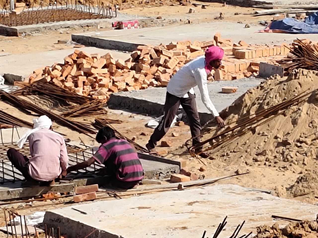 सरैया पंचायत सरकार भवन के निर्माण में अनियमितता, किया विरोध